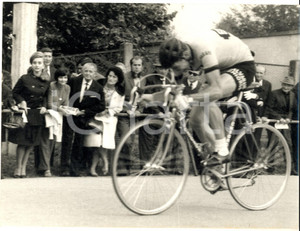 1966 CICLISMO BORGOMANERO Felice GIMONDI corre davanti alla fidanzata *Foto Fotografia d'epoca con didascalia coeva al verso.  CONDIZIONI: G FORMATO: 24x18 cm    originale e autentica 1