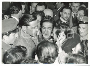 1953 MILANO - SANREMO Fausto COPPI attorniato dai fan durante punzonatura *Foto