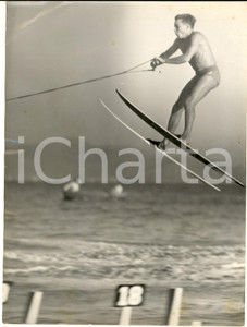 1955 ca SANTA MARGHERITA LIGURE Concorso sci nautico - Salto di un partecipante Fotografia di agenzia con didascalia coeva. CONDIZIONI: fair (piegature e lieve sovraimpressione)FORMATO: 18x24 cm    originale e autentica 1