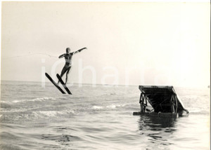 1955 ca SANTA MARGHERITA LIGURE Concorso sci nautico - Salto *Foto 24x18 cm Fotografia di agenzia. CONDIZIONI: G (ma lievi piegature marginali)FORMATO: 24x18 cm    originale e autentica 1