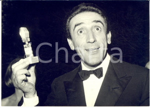 1959 ROMA Veglione della Stampa - Arnoldo FOA' vince "Microfono d'Argento" Foto Fotografia d'epoca, con didascalia coeva al verso.  CONDIZIONI: G FORMATO: 18x13 cm    originale e autentica 1