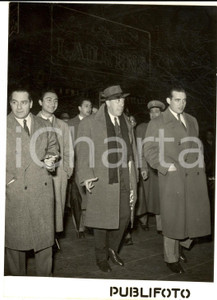 1955 ROMA Stazione TERMINI - Attore FERNANDEL all'arrivo *Foto 13x18 cm Fotografia d'epoca.  CONDIZIONI: G (ma lieve sovraimpressione) FORMATO: 13x18 cm    originale e autentica 1