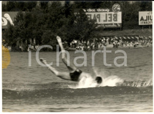 1954 MILANO IDROSCALO Campionati Europei SCI NAUTICO - Caduta concorrente *Foto Fotografia d'epoca, con didascalia coeva al verso. CONDIZIONI: FAIR (alone al lato sinistro e lieve sovraimpressione)FORMATO: 18x13 cm    originale e autentica 1