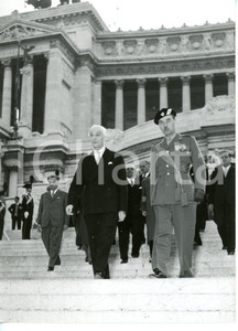 1955 ROMA Antonio SEGNI durante celebrazioni del 4 Novembre *Foto 13x18 cm Fotografia d'epoca, con didascalia coeva al verso. CONDIZIONI: FAIR (lievi difetti di stampa; piccola macchia di inchiostro al margine superiore)FORMATO: 13x18 cm    originale e autentica 1