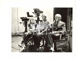1990 ca RAI TRE Angelo GUGLIELMI Gemelle KESSLER durante intervista - Foto (1)