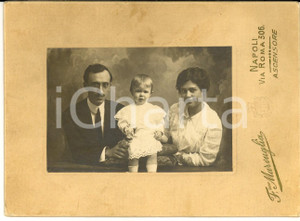 Fotografia d epoca originale 1913 NAPOLI Ritratto di famiglia con bambina dopo un capriccio Foto  MARVUGLIA 1