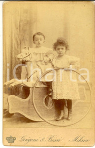 Fotografia d epoca originale 1910 ca MILANO Ritratto di due bambini con i giocattoli Foto GUIGONI & BOSSI 1