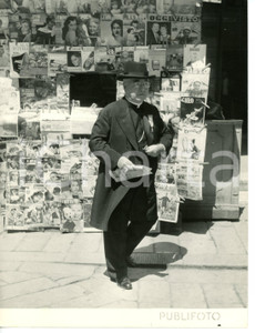 1955 ca GENOVA Card. Francis Joseph SPELLMAN acquista quotidiano in edicola Fotografia d'epoca. CONDIZIONI: FAIR (lievi sovraimpressioni)DIMENSIONI: 18x24 cm     originale e autentica 1