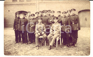 Fotografia d'epoca originale 1915 ca WW1 ARMEE BELGE Militari posano nel cortile di una caserma *Foto 1