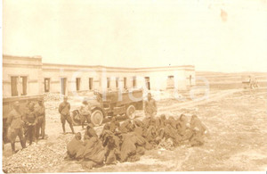 Fotografia d'epoca originale 1915 ca LIBIA (?) Donne velate scortate da militari italiani *Foto COLONIALE 1