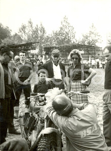 Fotografia d epoca originale 1963 MOTOCICLISMO Gigi GRASSI al Trofeo VALLI BERGAMASCHE con un concorrente 1