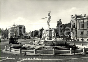 Cartolina originale da collezione 1960 ca MESSINA Fontana con monumento a NETTUNO ANIMATA con corriera FG NV 1