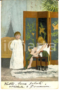 Cartolina originale da collezione 1903 COSTUMI Bambina si veste con calze verdi Cartolina VINTAGE FP VG 1