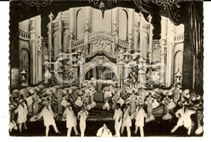 Cartolina originale da collezione 1960 ca PARIS Attrice Yvonne MENARD durante uno spettacolo Foto seriale 1