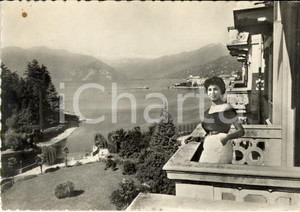 Cartolina originale da collezione 1957 VERBANIA Veduta lago MAGGIORE da PALLANZA Fotomontaggio con modella FG VG 1
