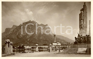 Cartolina originale da collezione 1934 LECCO Lago di COMO Monumento ai Caduti sul lungolago *ANIMATA FP VG 1
