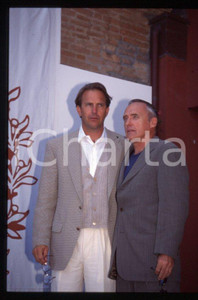 Fotografia d epoca originale Kevin COSTNER Abbas KIAROSTAMI  VENEZIA Cinema 1995 35 mm vintage slide 1 1