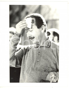1985 ca RAI - TV Enzo BRASCHI asciuga il viso con un fazzoletto *Foto 20x25