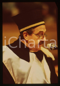 35mm vintage slide* 1988 UNIVERSITA' BOLOGNA Raul Ricardo ALFONSIN Ritratto 45  Diapositiva d'epoca, in formato 35 mm. La diapositiva ritrae il presidente argentino Raul Ricardo Alfonsin, insignito della laurea honoris causa in giurisprudenza dall'Universit&agrave; di Bologna il 22 novembre 1988.CONDIZIONI: GOOD  Tutti i diritti riservati.E' severamente vietata la riproduzione. ICharta mette in vendita, sul negozio eBay e in esclusiva sul sito "icharta" il proprio archivio composto da numerose diapositive e negativi fotografici d'epoca, tutti originali e autentici, che attraversano la storia del costume italiano tra gli la fine degli anni Sessanta e Novanta.Si tratta di uno sguardo inedito sull'attualit&agrave;, la politica, la vita quotidiana, il gossip e la cultura, che fotografa il cambiamento della nazione in quest'ultimo scorcio del XX secolo. Un'occasione unica per il mercato del collezionismo, che vede finalmente disponibile un archivio eccezionale per vastit&agrave;, tematiche e condizioni, in un settore (il negativo fotografico e la diapositiva) di assoluta novit&agrave; e dalle interessanti prospettive di investimento.  originale e autentica 1