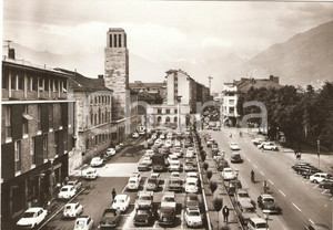 Cartolina originale da collezione 1955 ca AOSTA Piazza delle Repubblica con automobili ANIMATA Cartolina FG VG 1