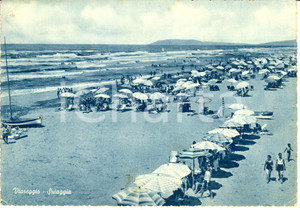 Cartolina originale da collezione 1952 VIAREGGIO (LU) Veduta della spiaggia con ombrelloni *Cartolina FG VG 1