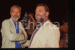 35mm vintage slide* 1992 VENEZIA Sergio STAINO Francesco Tullio ALTAN Ritratto 3  Diapositiva d'epoca, in formato 35 mm. CONDIZIONI: GOOD Tutti i diritti riservati.E' severamente vietata la riproduzione. ICharta mette in vendita, sul negozio eBay e in esclusiva sul sito "icharta" il proprio archivio composto da numerose diapositive e negativi fotografici d'epoca, tutti originali e autentici, che attraversano la storia del costume italiano tra gli la fine degli anni Sessanta e Novanta.Si tratta di uno sguardo inedito sull'attualit&agrave;, la politica, la vita quotidiana, il gossip e la cultura, che fotografa il cambiamento della nazione in quest'ultimo scorcio del XX secolo. Un'occasione unica per il mercato del collezionismo, che vede finalmente disponibile un archivio eccezionale per vastit&agrave;, tematiche e condizioni, in un settore (il negativo fotografico e la diapositiva) di assoluta novit&agrave; e dalle interessanti prospettive di investimento.  originale e autentica 1