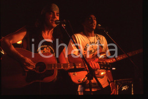 1993 MILANO Daniel LANOIS concerto al CITY SQUARE *35mm VINTAGE SLIDE 16  Diapositiva originale d'epoca, in formato 35 mm Tutti i diritti riservati.E' severamente vietata la riproduzione. ICharta mette in vendita, sul negozio eBay e in esclusiva sul sito "icharta" il proprio archivio composto da numerose diapositive e negativi fotografici d'epoca, tutti originali e autentici, che attraversano la storia del costume italiano tra gli la fine degli anni Sessanta e Novanta.Si tratta di uno sguardo inedito sull'attualità, la politica, la vita quotidiana, il gossip e la cultura, che fotografa il cambiamento della nazione in quest'ultimo scorcio del XX secolo. Un'occasione unica per il mercato del collezionismo, che vede finalmente disponibile un archivio eccezionale per vastità, tematiche e condizioni, in un settore (il negativo fotografico e la diapositiva) di assoluta novità e dalle interessanti prospettive di investimento. CONDIZIONI:FAIR/discretoFORMATO: 35mm originale e autentica 1