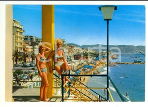 Cartolina originale da collezione 1968 LOANO SV Giovani donne posano in spiaggia affollata Cartolina FG VG 1