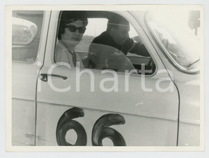 Fotografia d epoca originale 1960 ca JOLLY CLUB Renata e Mario ANGIOLINI durante una gara di RALLY Foto 1