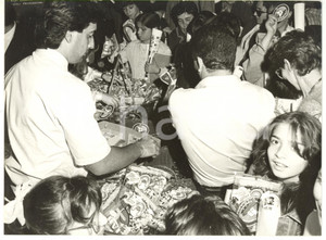 Fotografia d epoca originale 1992 GENOVA Festa della Befana  Distribuzione caramelle COLUMBUS Foto 24x18 1