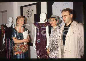 35mm vintage slide 1990ca COSTUME Rosanna SCHIAFFINO Giulia PANICHI PIGNATELLI 1  Diapositiva d'epoca, in formato 35 mm. CONDIZIONI: GOOD Tutti i diritti riservati.E' severamente vietata la riproduzione. ICharta mette in vendita, sul negozio eBay e in esclusiva sul sito "icharta" il proprio archivio composto da numerose diapositive e negativi fotografici d'epoca, tutti originali e autentici, che attraversano la storia del costume italiano tra gli la fine degli anni Sessanta e Novanta.Si tratta di uno sguardo inedito sull'attualit&agrave;, la politica, la vita quotidiana, il gossip e la cultura, che fotografa il cambiamento della nazione in quest'ultimo scorcio del XX secolo. Un'occasione unica per il mercato del collezionismo, che vede finalmente disponibile un archivio eccezionale per vastit&agrave;, tematiche e condizioni, in un settore (il negativo fotografico e la diapositiva) di assoluta novit&agrave; e dalle interessanti prospettive di investimento.  originale e autentica 1