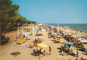 Cartolina originale da collezione 1979 PINETO TE Spiaggia affollata di bagnanti Cartolina VINTAGE FG VG 1