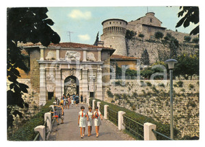 Cartolina originale da collezione 1973 BRESCIA Hostess in abito bianco al Castello Cartolina VINTAGE FG VG 1