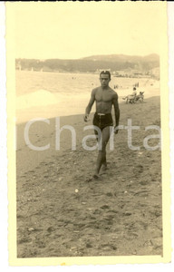 Fotografia d epoca originale 1939 VARAZZE Giovane uomo a passeggio sulla spiaggia Foto cartolina VINTAGE 1