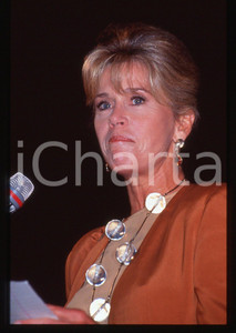 35mm vintage slide* 1995 ca CINEMA Jane FONDA Ritratto dell'attrice  Diapositiva d'epoca, in formato 35 mm.CONDIZIONI: GOODTutti i diritti riservatiE' severamente vietata la riproduzione. ICharta mette in vendita, sul negozio eBay e in esclusiva sul sito "icharta" il proprio archivio composto da numerose diapositive e negativi fotografici d'epoca, tutti originali e autentici, che attraversano la storia del costume italiano tra gli la fine degli anni Sessanta e Novanta.Si tratta di uno sguardo inedito sull'attualit&agrave;, la politica, la vita quotidiana, il gossip e la cultura, che fotografa il cambiamento della nazione in quest'ultimo scorcio del XX secolo. Un'occasione unica per il mercato del collezionismo, che vede finalmente disponibile un archivio eccezionale per vastit&agrave;, tematiche e condizioni, in un settore (il negativo fotografico e la diapositiva) di assoluta novit&agrave; e dalle interessanti prospettive di investimento.  originale e autentica 1
