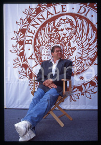 35mm vintage slide* 1994 MOSTRA DI VENEZIA Robert ZEMECKIS Ritratto (10)  Diapositiva d'epoca, in formato 35 mm.CONDIZIONI: GOOD   Tutti i diritti riservati.E' severamente vietata la riproduzione. ICharta mette in vendita, sul negozio eBay e in esclusiva sul sito "icharta" il proprio archivio composto da numerose diapositive e negativi fotografici d'epoca, tutti originali e autentici, che attraversano la storia del costume italiano tra gli la fine degli anni Sessanta e Novanta.Si tratta di uno sguardo inedito sull'attualit&agrave;, la politica, la vita quotidiana, il gossip e la cultura, che fotografa il cambiamento della nazione in quest'ultimo scorcio del XX secolo. Un'occasione unica per il mercato del collezionismo, che vede finalmente disponibile un archivio eccezionale per vastit&agrave;, tematiche e condizioni, in un settore (il negativo fotografico e la diapositiva) di assoluta novit&agrave; e dalle interessanti prospettive di investimento.  originale e autentica 1