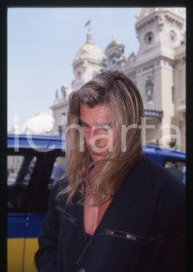1994 MONTE CARLO Fabio LANZONI Fabulous Fabio portrait *35mm VINTAGE SLIDE  Diapositiva originale d'epoca, in formato 35 mm. Tutti i diritti riservati.E' severamente vietata la riproduzione. ICharta mette in vendita, sul negozio eBay e in esclusiva sul sito "icharta" il proprio archivio composto da numerose diapositive e negativi fotografici d'epoca, tutti originali e autentici, che attraversano la storia del costume italiano tra gli la fine degli anni Sessanta e Novanta.Si tratta di uno sguardo inedito sull'attualità, la politica, la vita quotidiana, il gossip e la cultura, che fotografa il cambiamento della nazione in quest'ultimo scorcio del XX secolo. Un'occasione unica per il mercato del collezionismo, che vede finalmente disponibile un archivio eccezionale per vastità, tematiche e condizioni, in un settore (il negativo fotografico e la diapositiva) di assoluta novità e dalle interessanti prospettive di investimento. CONDIZIONI:FAIR/discretoFORMATO: 35mm originale e autentica 1