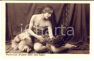 Cartolina originale da collezione 1920 ca Cartolina VINTAGE Partategli d'amor miei cari fiori - Donna in pelliccia 1
