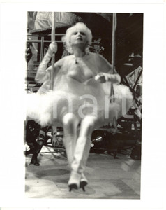 1985 ca TEATRO Franca RAME a seno nudo su un'altalena - Foto VINTAGE 20x25 cm