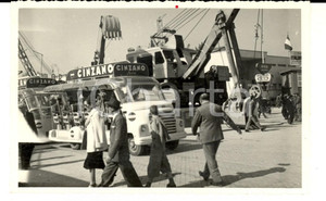 Fotografia d epoca originale 1960 ca FIERA DI MILANO Visitatori con pullmini CINZANO SODA Foto VINTAGE FP 1