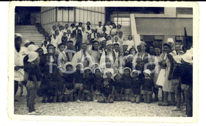 Fotografia d'epoca originale 1930 ca ALBANIA (?)  Bambini di una colonia estiva con uomini in costume *Foto 1