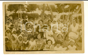 Fotografia d'epoca originale 1930 ca AREA TOSCANA Bambine di una colonia a un pic-nic in pineta *Foto FP 1