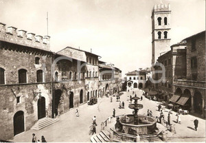 Cartolina originale da collezione 1971 ASSISI PG Piazza del Comune ANIMATA Cartolina FG VG 1