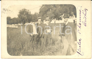 Fotografia d epoca originale 1900 ca AREA FRANCESE Aristide FOLLIS in campagna con amici Foto cartolina FP 1