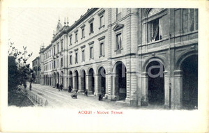Cartolina originale da collezione 1900 ca ACQUI TERME (AL) Passanti davanti alle Nuove Terme *Cartolina FP NV 1