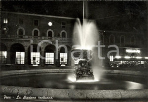 Cartolina originale da collezione 1966 PISA Veduta notturna della stazione con fontana Cartolina postale FG VG 1