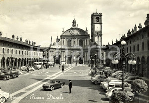 Cartolina originale da collezione 1960 VIGEVANO (PV) Veduta di Piazza DUCALE *Cartolina ANIMATA con auto FG VG 1