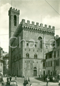 Cartolina originale da collezione 1961 FIRENZE Passanti al Palazzo del BARGELLO Cartolina FG VG 1