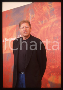 35mm vintage slide* 2000 MOSTRA DI VENEZIA Robert ZEMECKIS Ritratto (1)  Diapositiva d'epoca, in formato 35 mm.CONDIZIONI: GOOD   Tutti i diritti riservati.E' severamente vietata la riproduzione. ICharta mette in vendita, sul negozio eBay e in esclusiva sul sito "icharta" il proprio archivio composto da numerose diapositive e negativi fotografici d'epoca, tutti originali e autentici, che attraversano la storia del costume italiano tra gli la fine degli anni Sessanta e Novanta.Si tratta di uno sguardo inedito sull'attualit&agrave;, la politica, la vita quotidiana, il gossip e la cultura, che fotografa il cambiamento della nazione in quest'ultimo scorcio del XX secolo. Un'occasione unica per il mercato del collezionismo, che vede finalmente disponibile un archivio eccezionale per vastit&agrave;, tematiche e condizioni, in un settore (il negativo fotografico e la diapositiva) di assoluta novit&agrave; e dalle interessanti prospettive di investimento.  originale e autentica 1