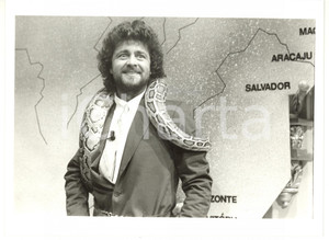 Fotografia d epoca originale 1984  RAI UNO  TE LO DO IO IL BRASILE Beppe GRILLO Foto 24x18 1